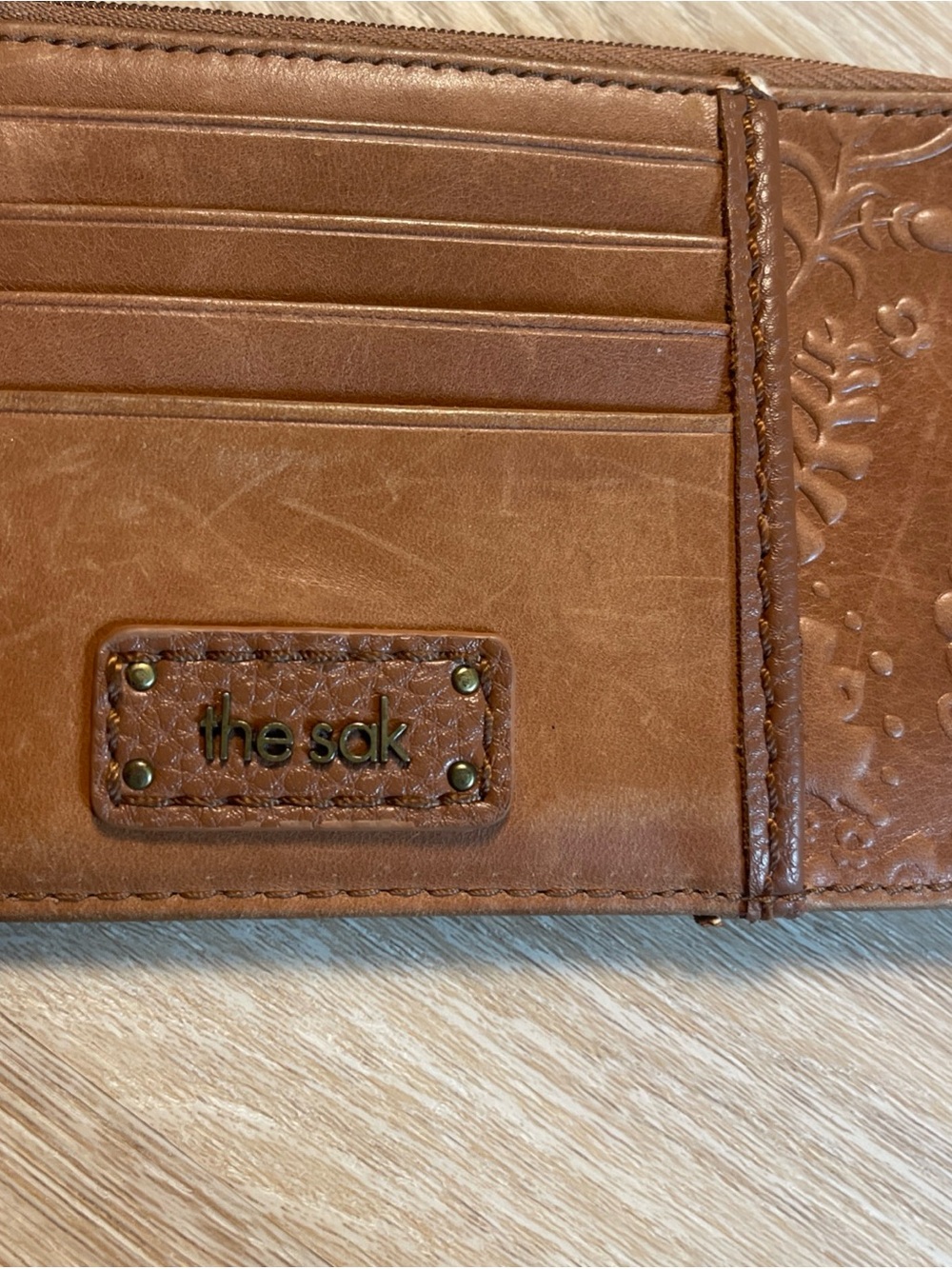 THE SAK Iris Brown Leather Floral Leaf Embossed Wallet Card Holder - Picture 2 of 5
